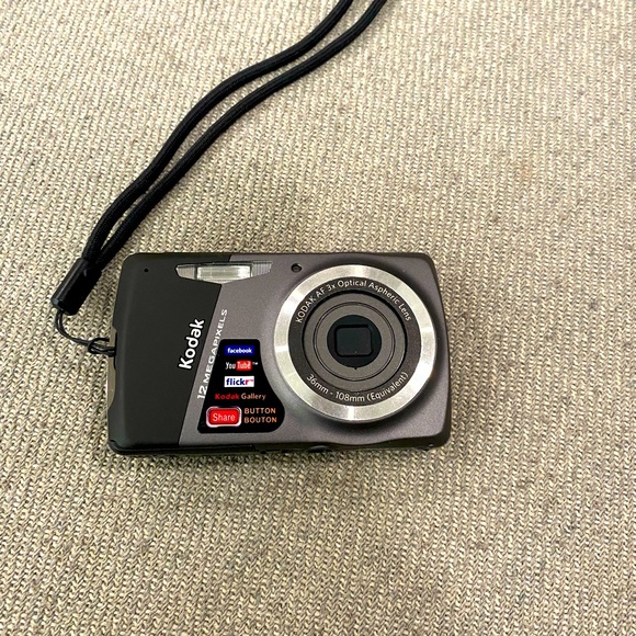 Kodak Easyshare M530 12MP Digital Cam w/ 3x Zoom Gray & black-with memory card